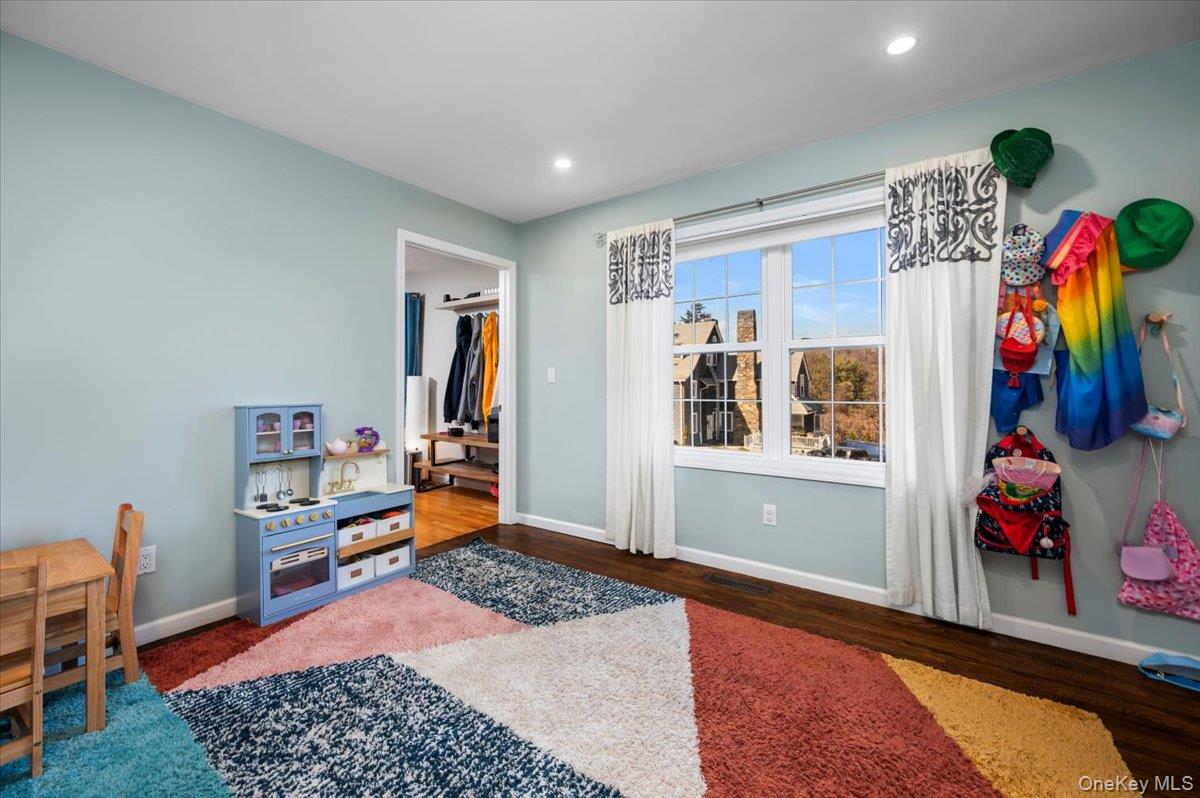 9 Drake Lane White Plains, NY 10607 - Photo 19 of 32 a bedroom with a bed and a window