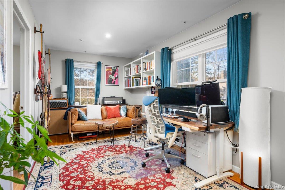 9 Drake Lane White Plains, NY 10607 - Photo 20 of 32 a living room with furniture and a flat screen tv