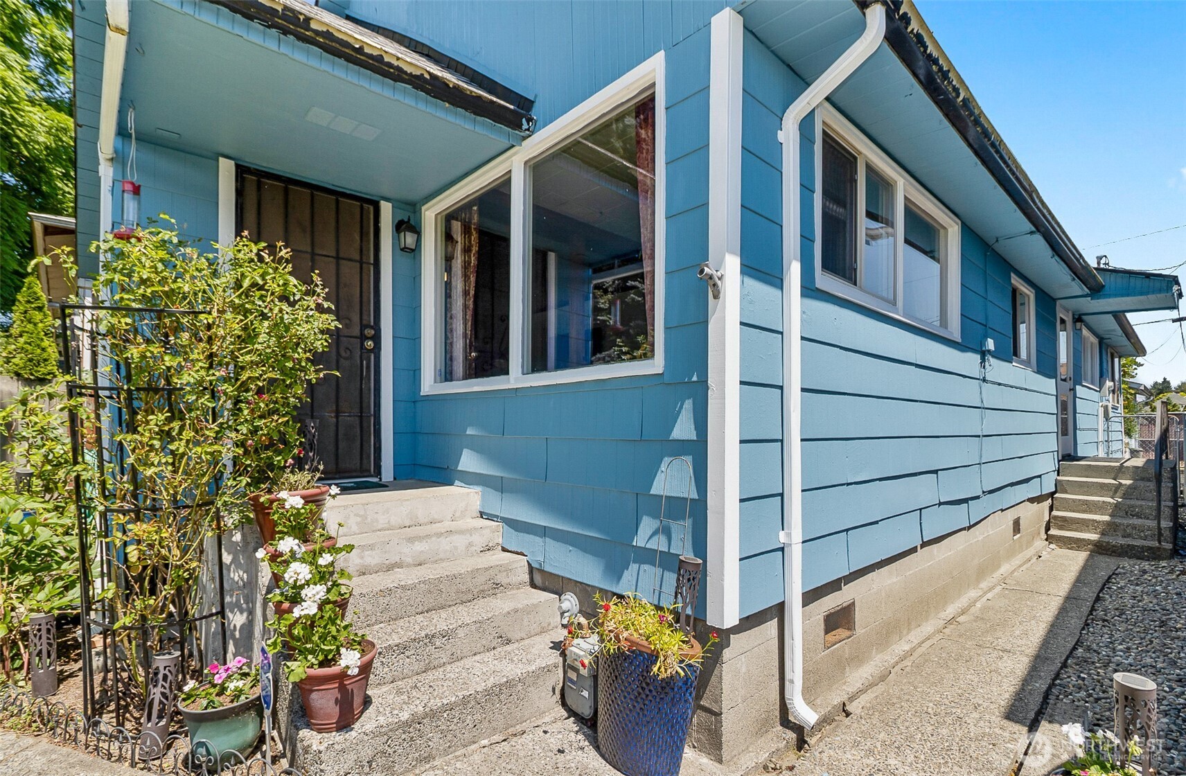 2423 Chestnut Street Everett, WA 98201 - Photo 2 of 40