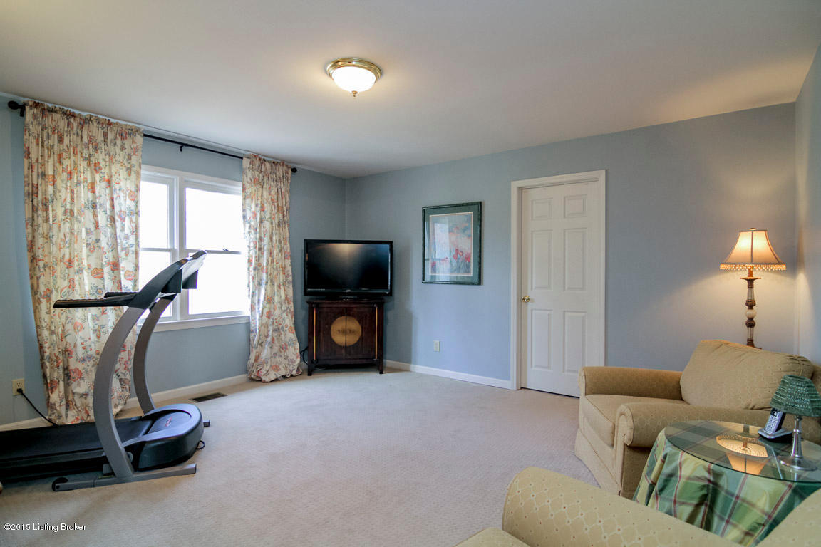 19 Anchorage Pointe Anchorage, KY 40223 - Photo 15 of 33 Sitting Room in Owners Suite