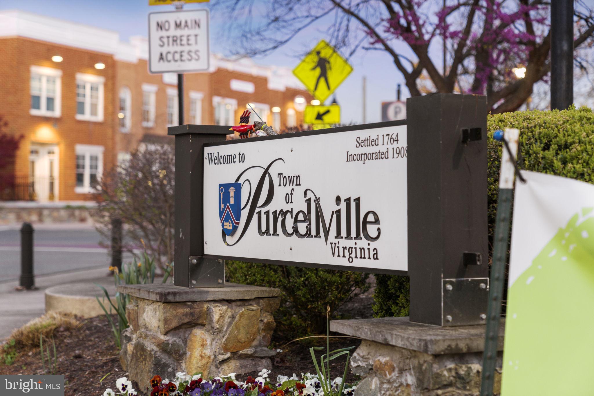 17549 Tedler Circle Round Hill, VA 20141 - Photo 60 of 71 a sign on the side of a building