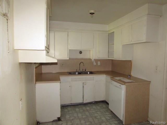 14281 Toepfer Road Warren, MI 48089 - Photo 6 of 15 261-862336-kitchen2.JPG