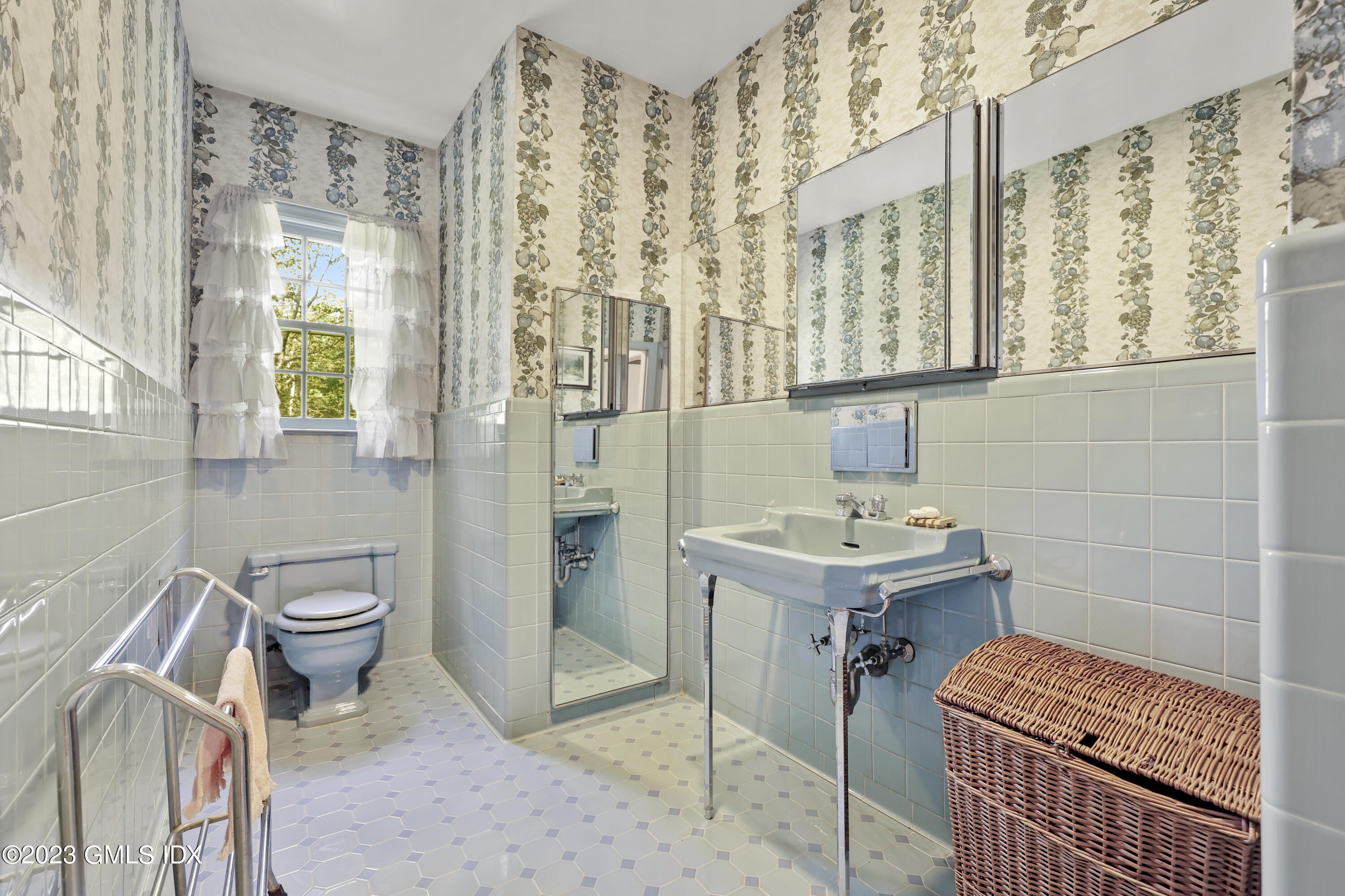 10 Woodchuck Road Stamford, CT 06903 - Photo 20 of 28 a bathroom with a sink toilet and shower