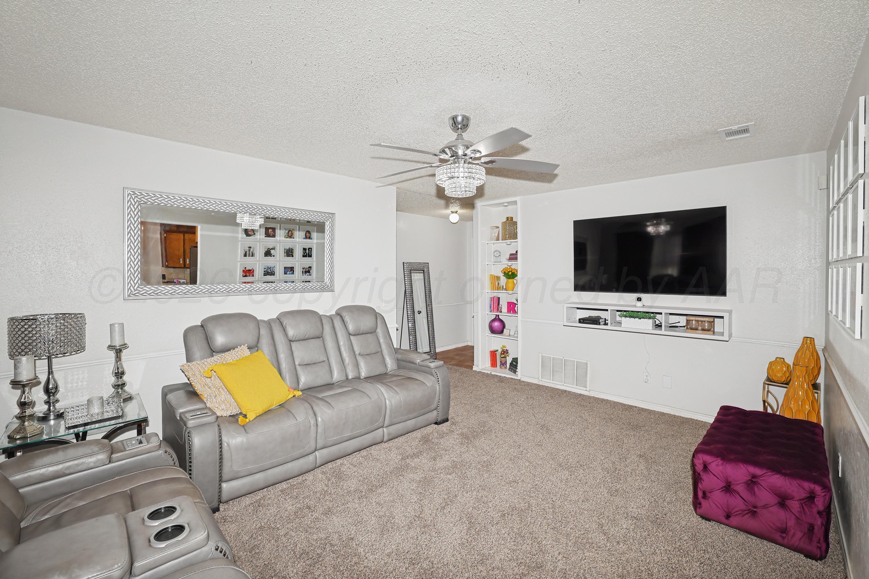 1727 Jennifer Street Amarillo, TX 79107 - Photo 6 of 25 6-Living Area