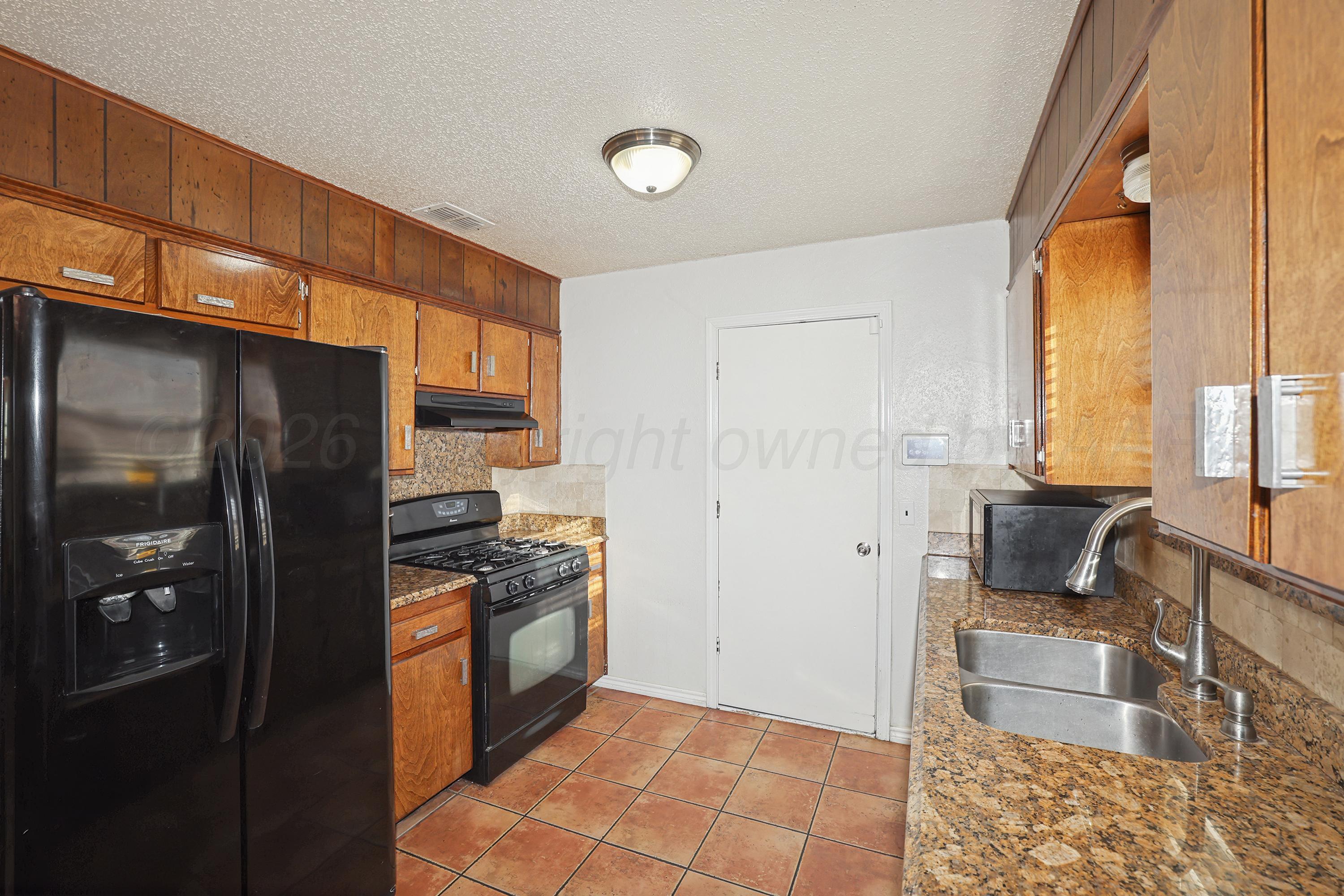 1727 Jennifer Street Amarillo, TX 79107 - Photo 9 of 25 9-Kitchen