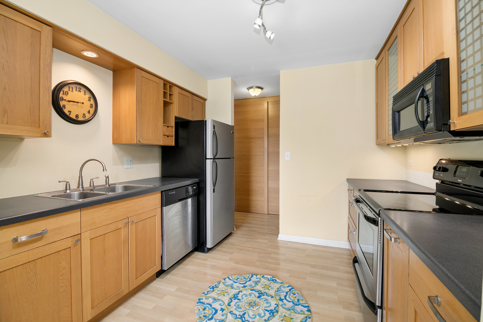 462 Raintree Drive, Unit 2A Glen Ellyn, IL 60137 - Photo 9 of 28 Gallery Image 9