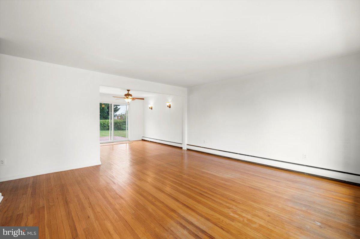 305 Richard Road Aston, PA 19014 - Photo 2 of 23 Living Room