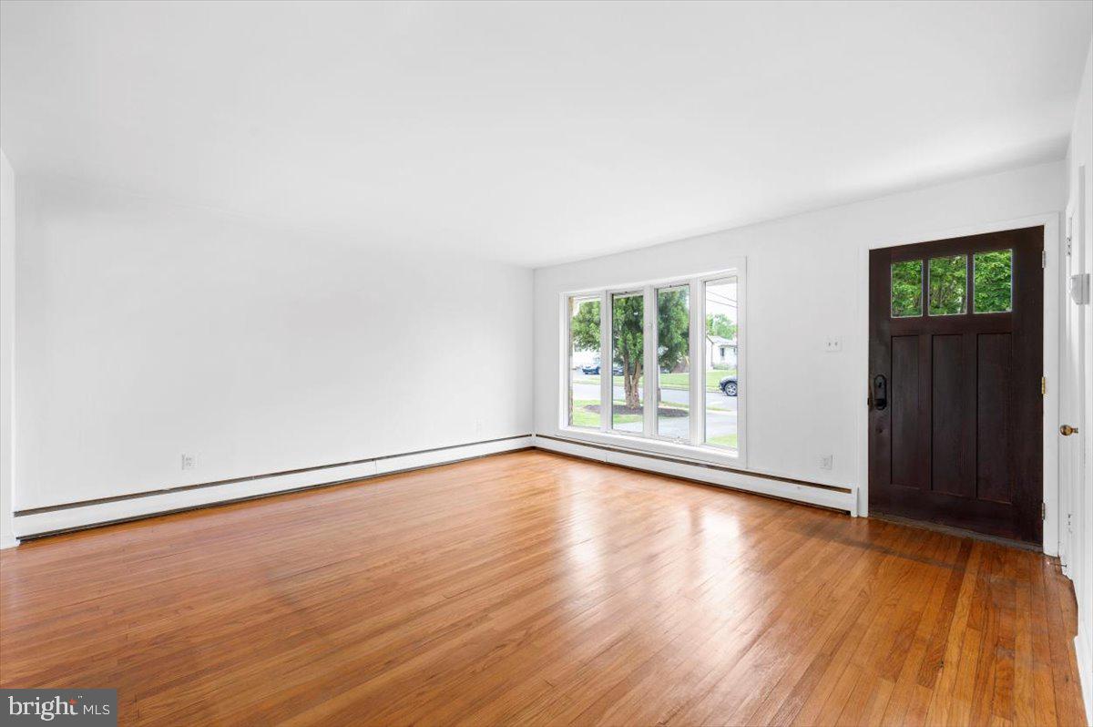305 Richard Road Aston, PA 19014 - Photo 3 of 23 Living Room