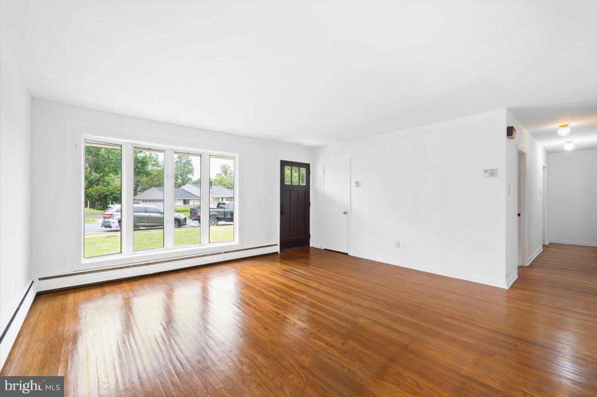 305 Richard Road Aston, PA 19014 - Photo 4 of 23 Living Room