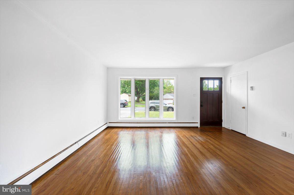 305 Richard Road Aston, PA 19014 - Photo 5 of 23 Living Room