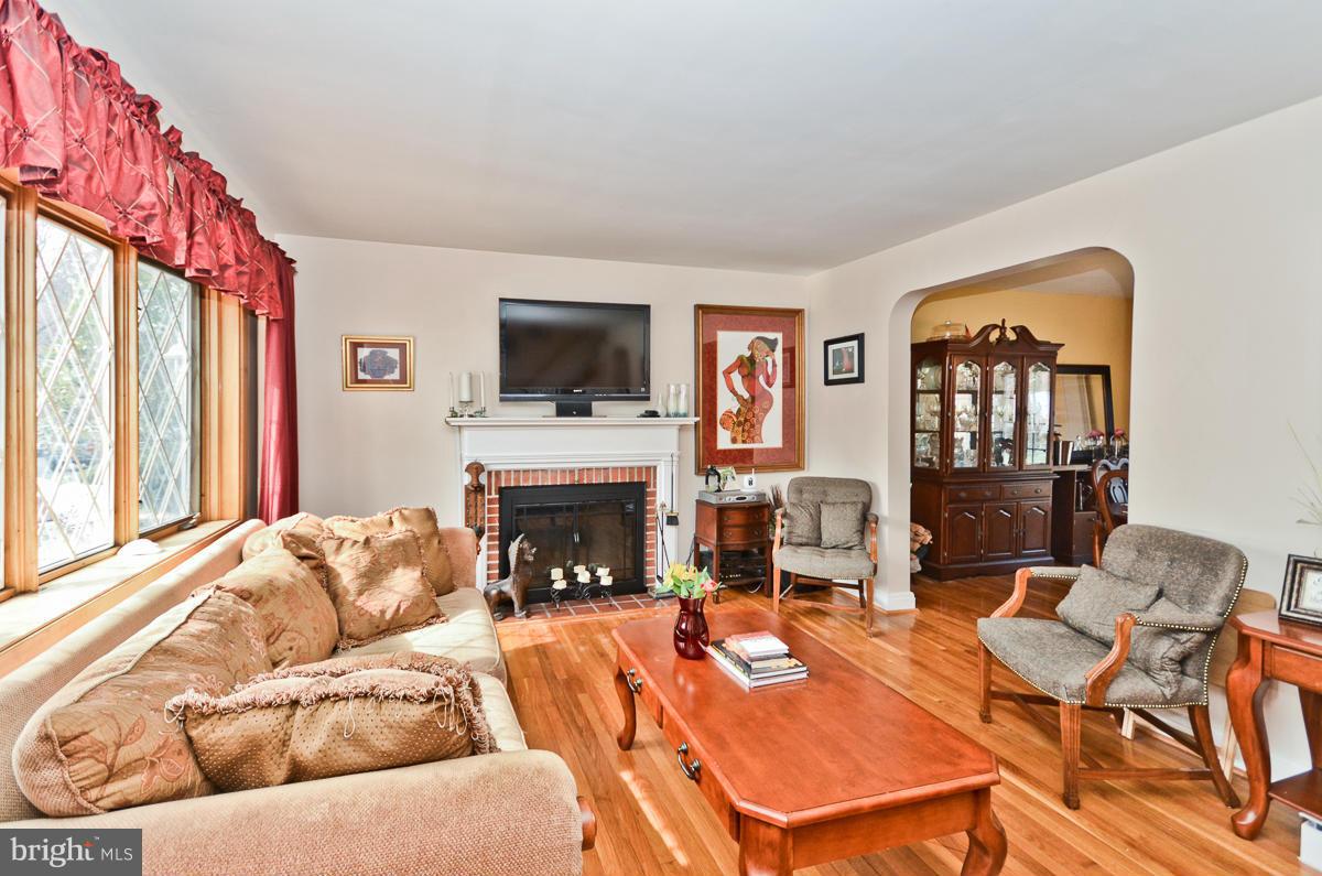 3680 Forest Hill Road Baltimore, MD 21207 - Photo 8 of 30 Living Room