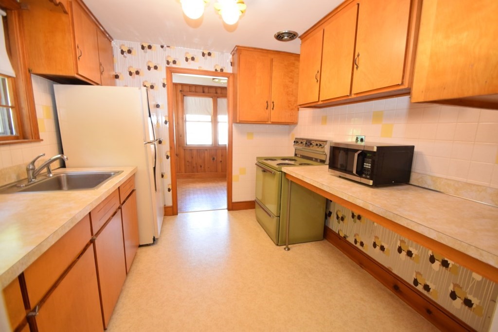 44 Bartlett Road Randolph, MA 02368 - Photo 7 of 26