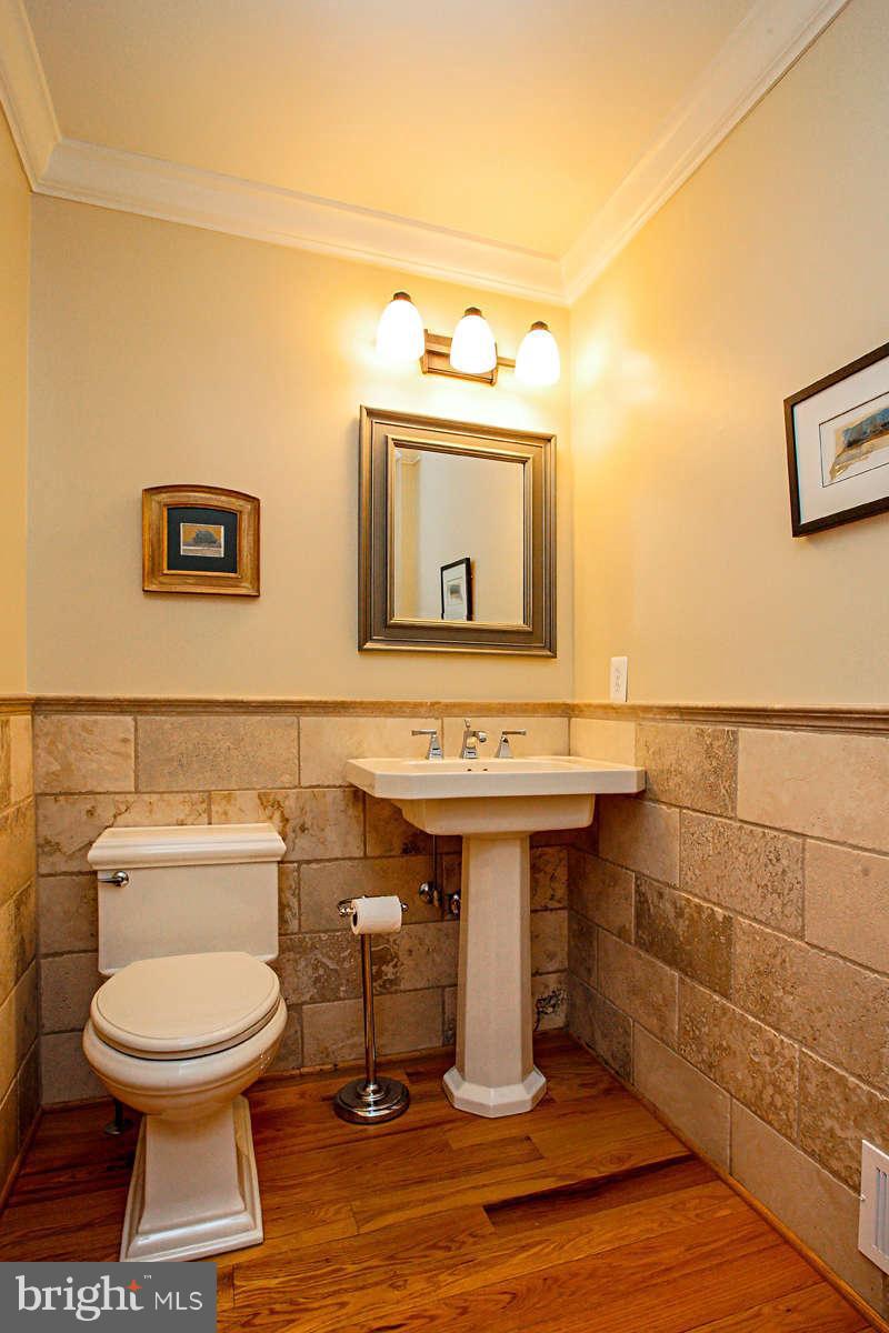 6216 Park Road McLean, VA 22101 - Photo 11 of 30 Main level powder room