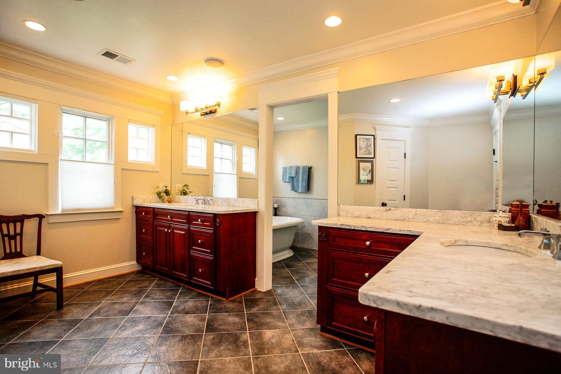 6216 Park Road McLean, VA 22101 - Photo 15 of 30 Bath (Master)