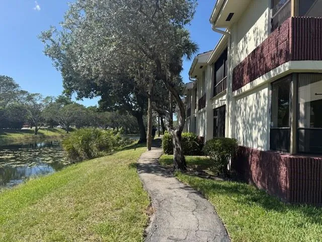 a view of yard with green space