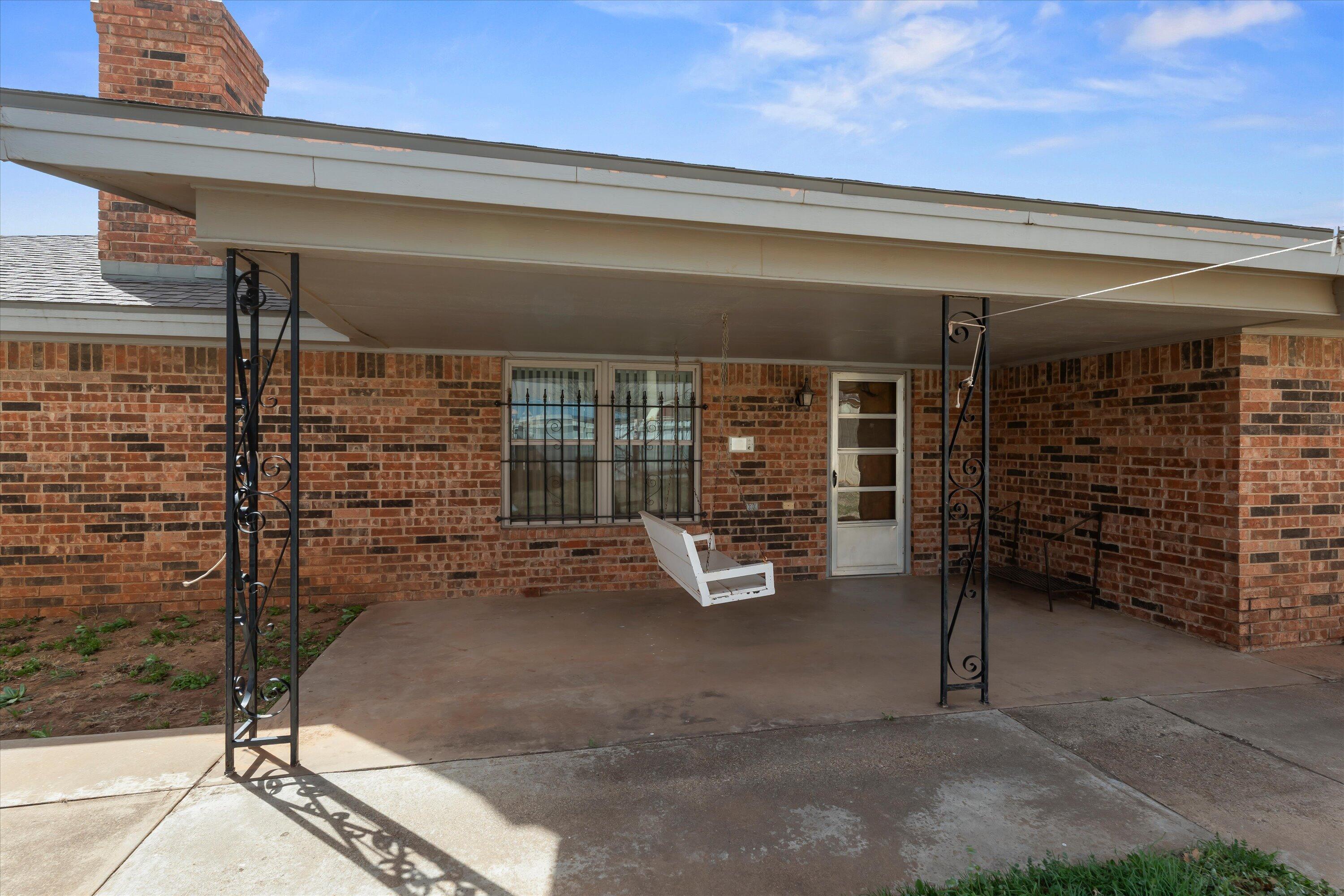 308 West 6th Street Sundown, TX 79372 - Photo 27 of 33 a view of a patio with table and chairs