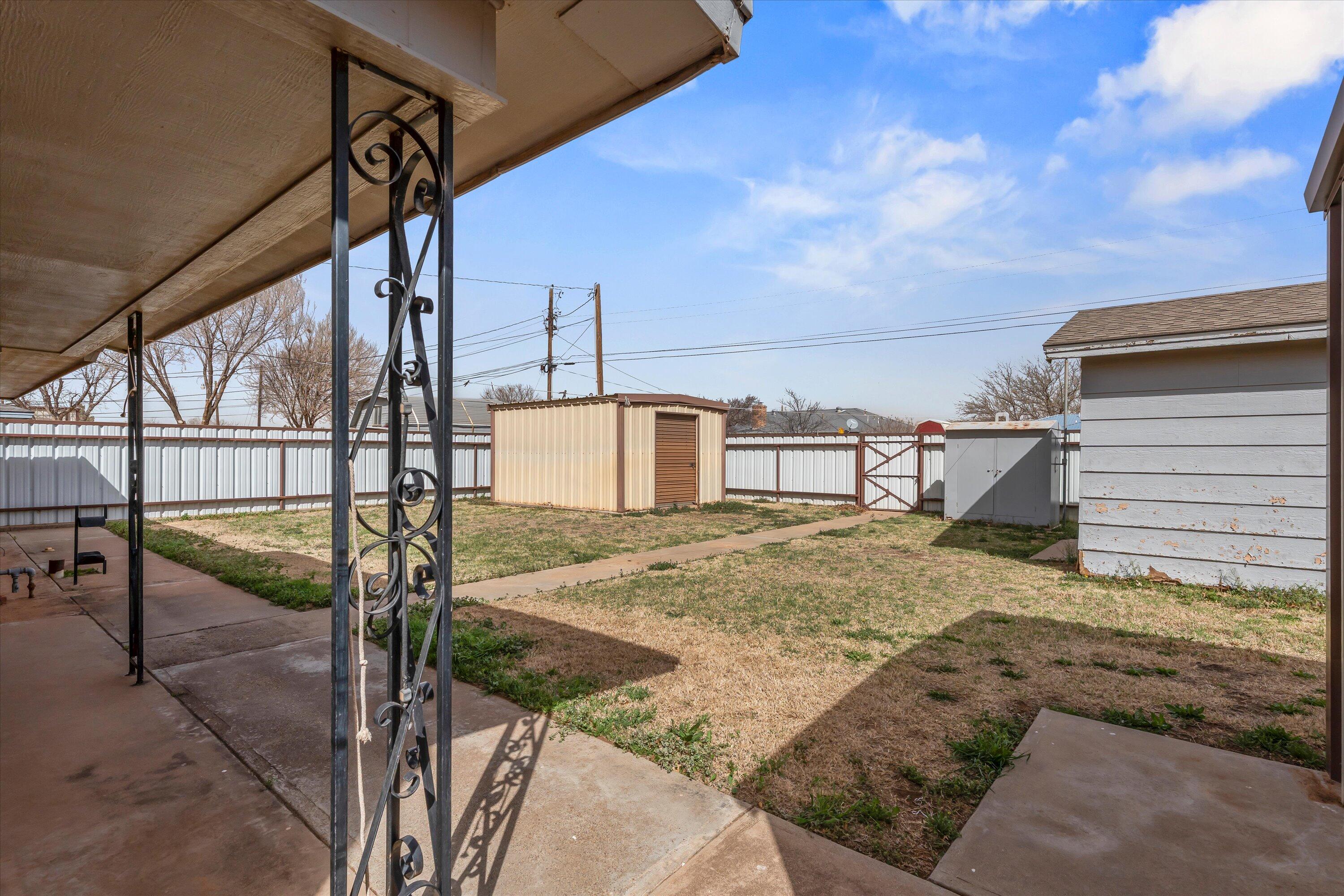 308 West 6th Street Sundown, TX 79372 - Photo 28 of 33 a view of a backyard