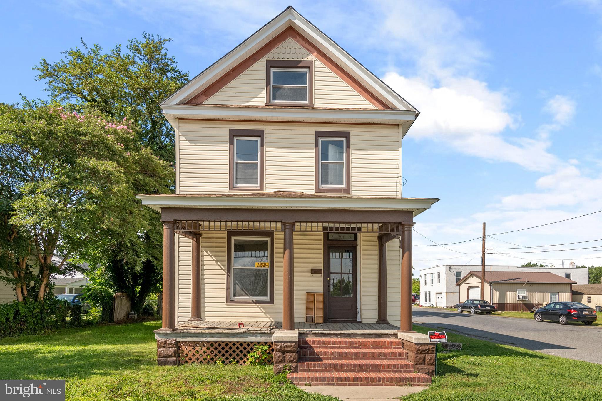 201 Washington Street Cambridge, MD 21613 - Photo 4 of 31 a front view of a house with a yard