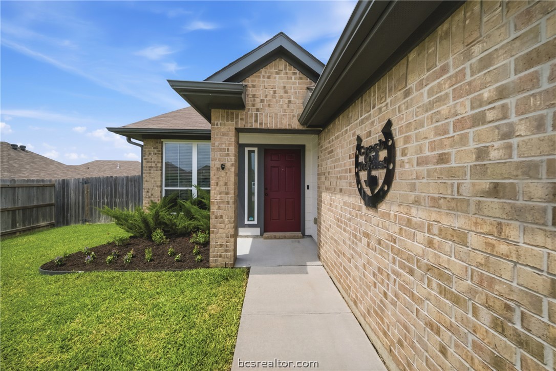 203 36th Ridge Caldwell, TX 77836 - Photo 3 of 31 a front view of a house with garden
