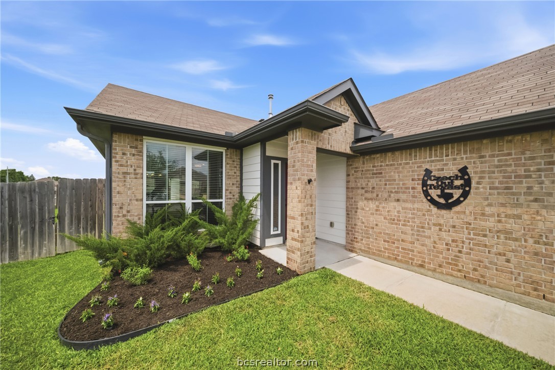 203 36th Ridge Caldwell, TX 77836 - Photo 4 of 31 a front view of a house with garden