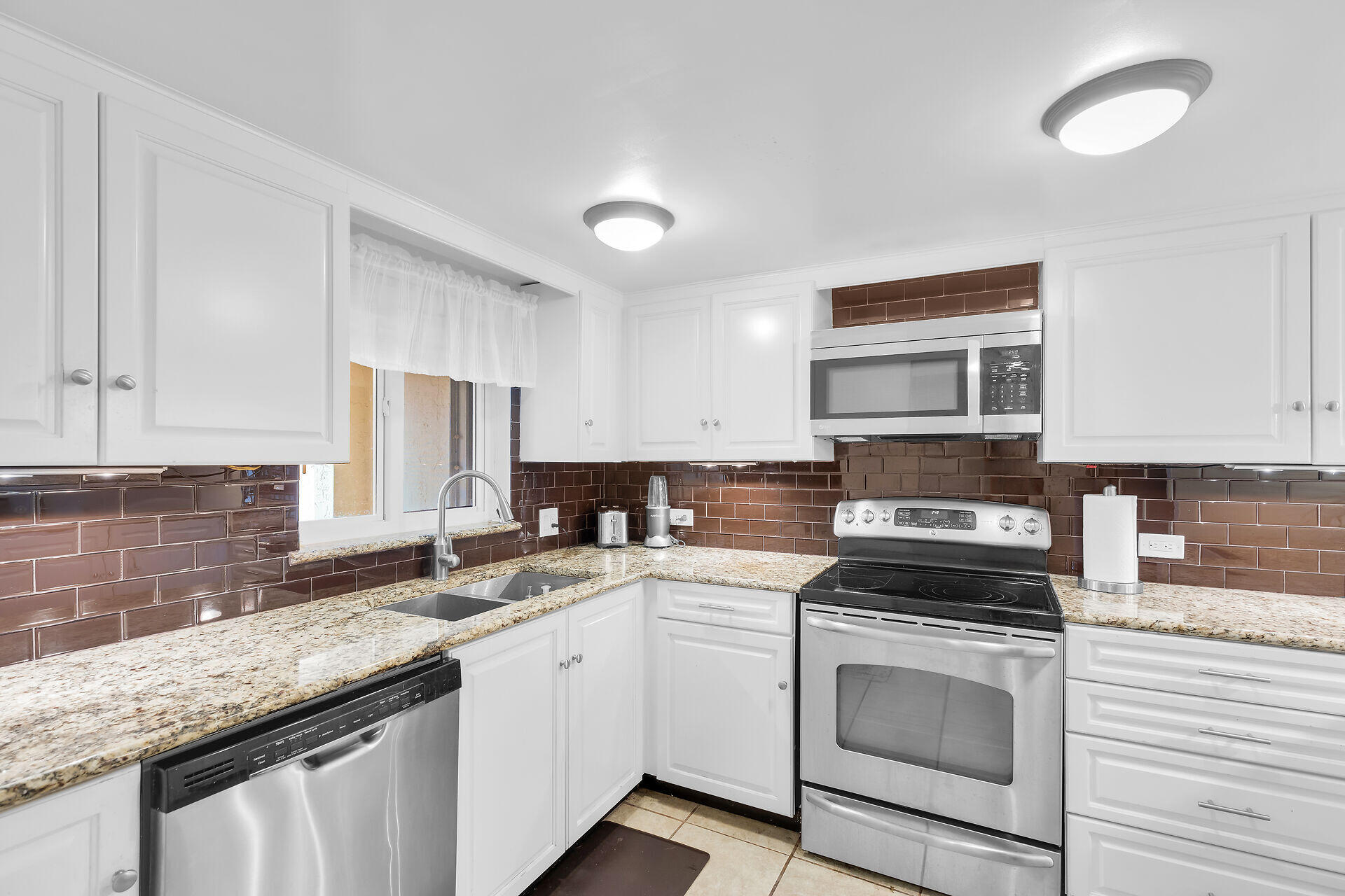 423 Sombrero Beach Road, Unit 9 Marathon, FL 33050 - Photo 11 of 42 Kitchen Sink & Prep Area