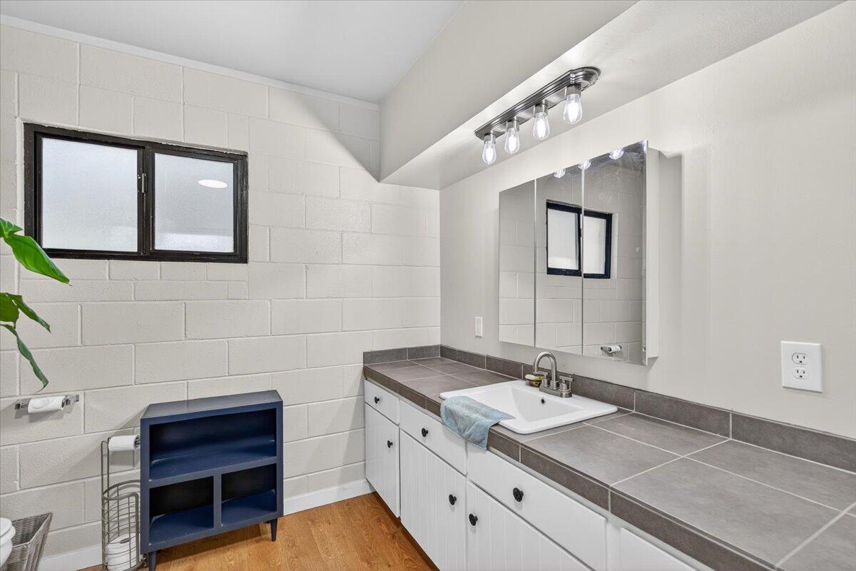 981 Upper Applegate Road Jacksonville, OR 97530 - Photo 17 of 30 Second Bathroom