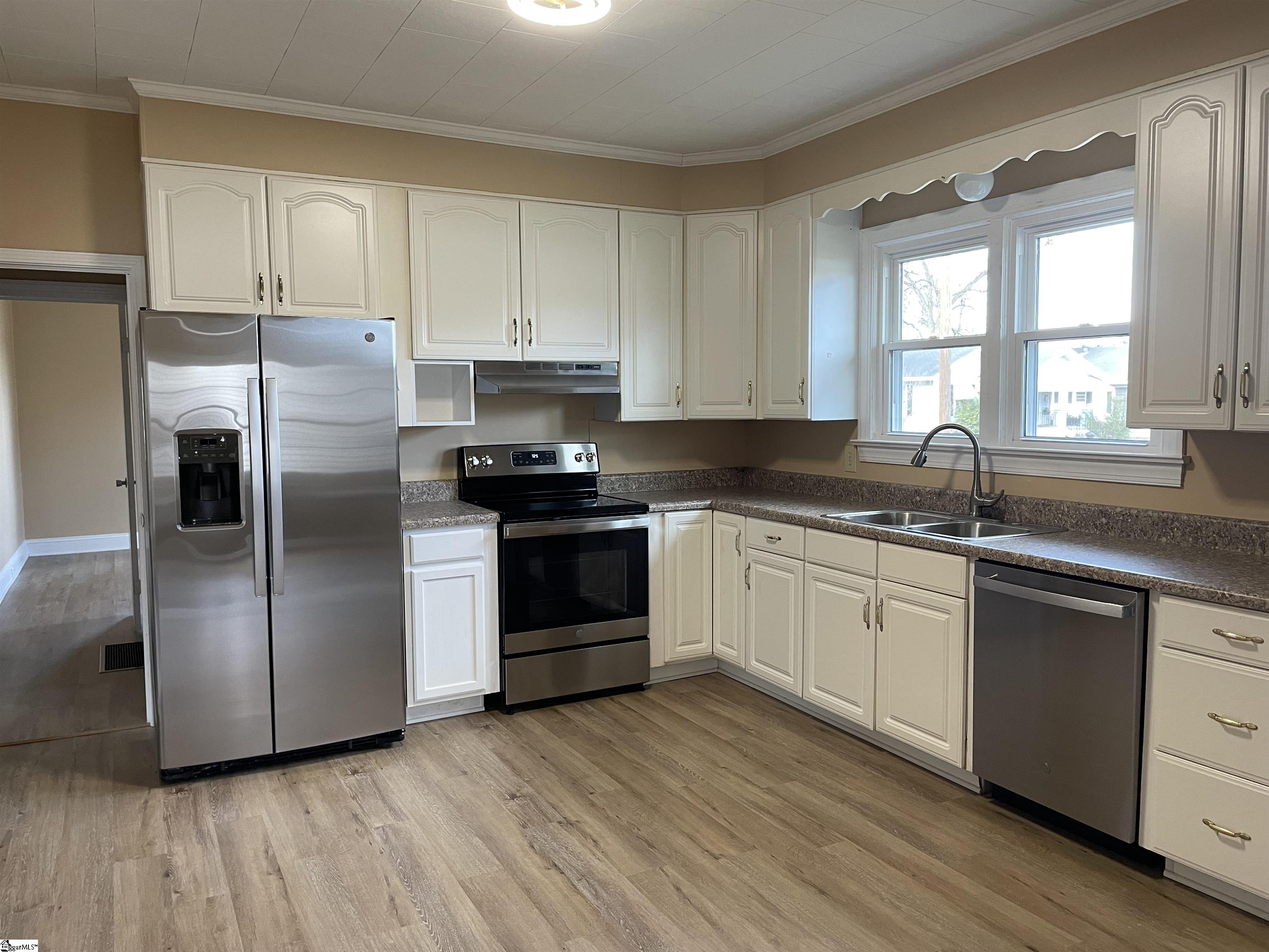110 Florence Street Clinton, SC 29325 - Photo 3 of 20 Gallery Image 3