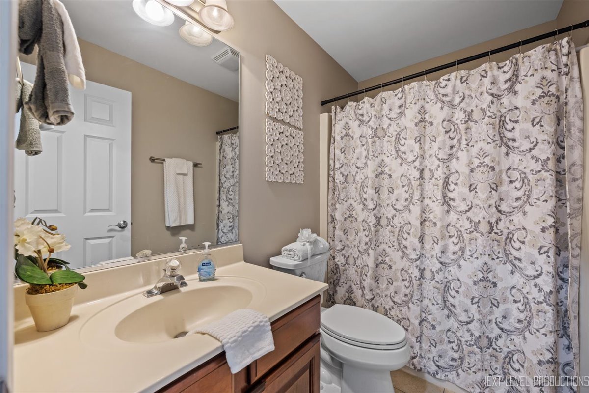 2197 Red Maple Lane Aurora, IL 60502 - Photo 28 of 48 a bathroom with a sink toilet and a mirror