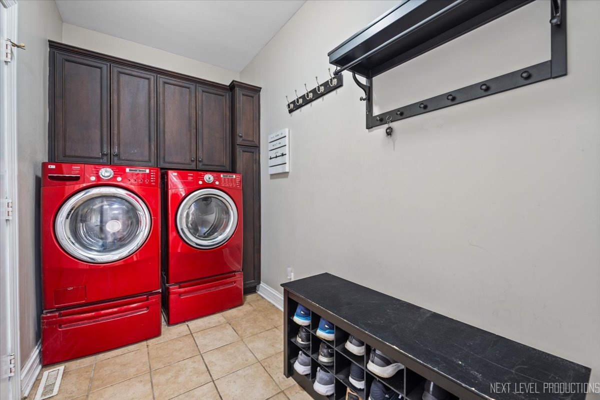 2197 Red Maple Lane Aurora, IL 60502 - Photo 30 of 48 a utility room with dryer and washer