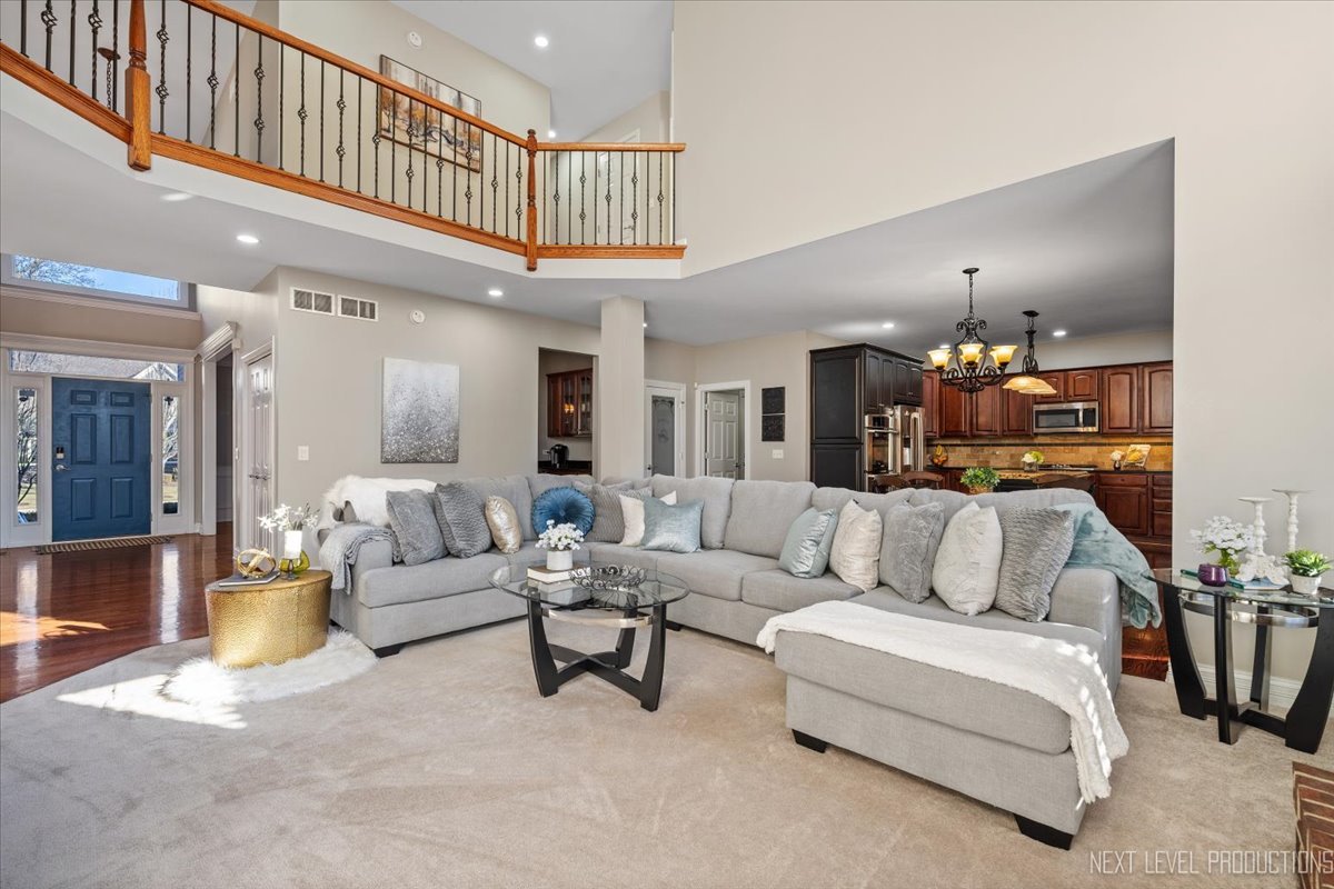 2197 Red Maple Lane Aurora, IL 60502 - Photo 5 of 48 a living room with furniture