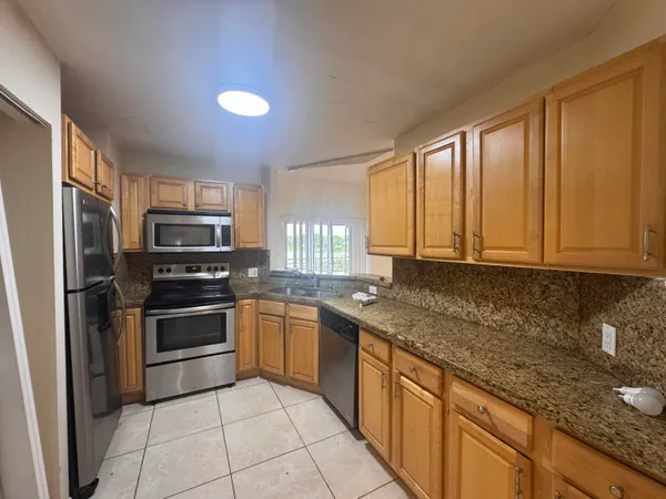 $1,900 | 3409 Northwest 44th Street, Unit 205, Lauderdale Lakes, FL 33309