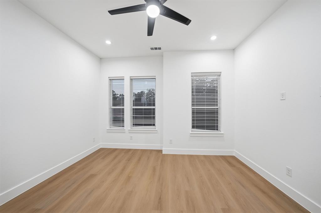 306 East 7th Street Dallas, TX 75203 - Photo 16 of 22 Bright room featuring wood-finish flooring and white baseboards