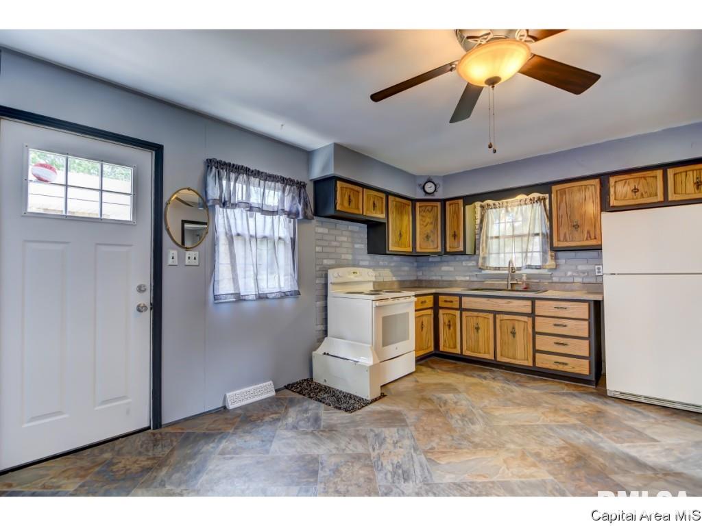 2141 East Keys Avenue Springfield, IL 62702 - Photo 11 of 27