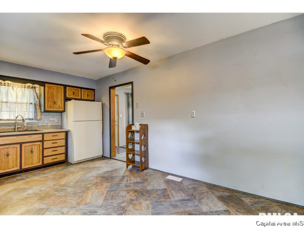 2141 East Keys Avenue Springfield, IL 62702 - Photo 12 of 27