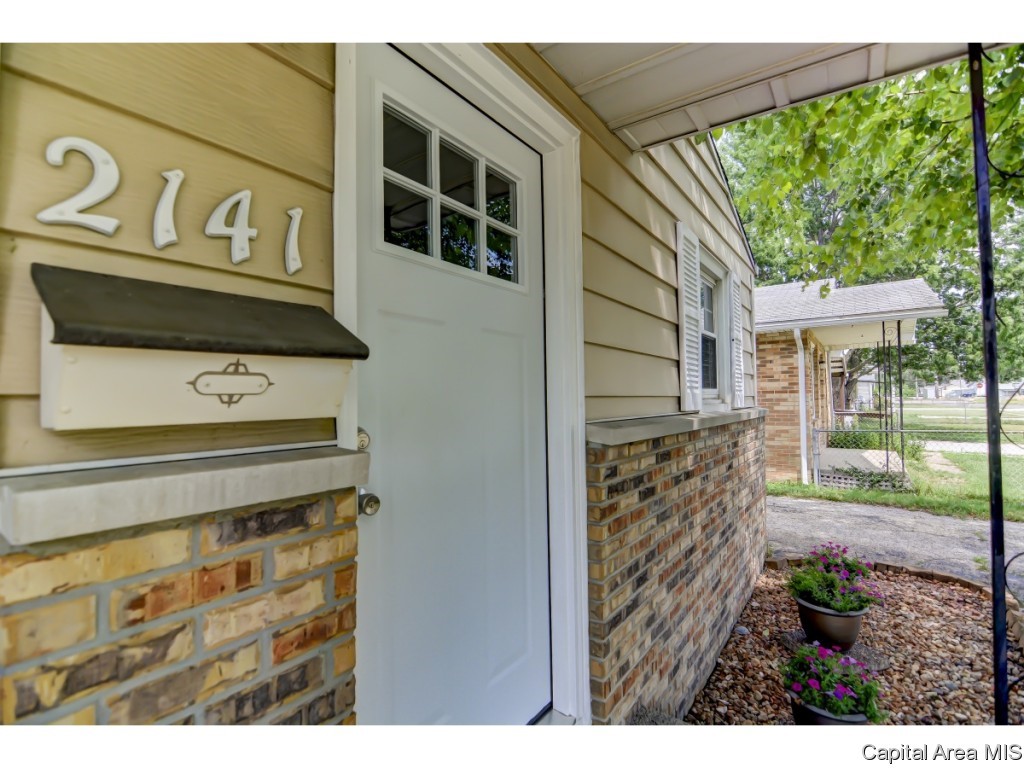 2141 East Keys Avenue Springfield, IL 62702 - Photo 2 of 27