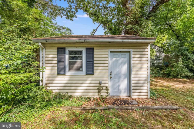 a view of a house with small yard
