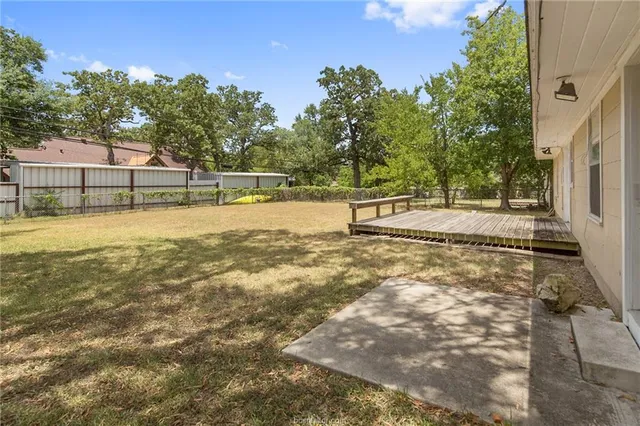 a view of yard with trees