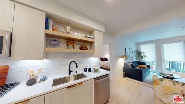 $3,001 | 250 East Broadway, Unit 701, Long Beach, CA 90802