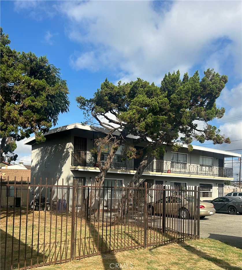 12 West Pleasant Street Long Beach, CA 90805 - Photo 2 of 5 small yard