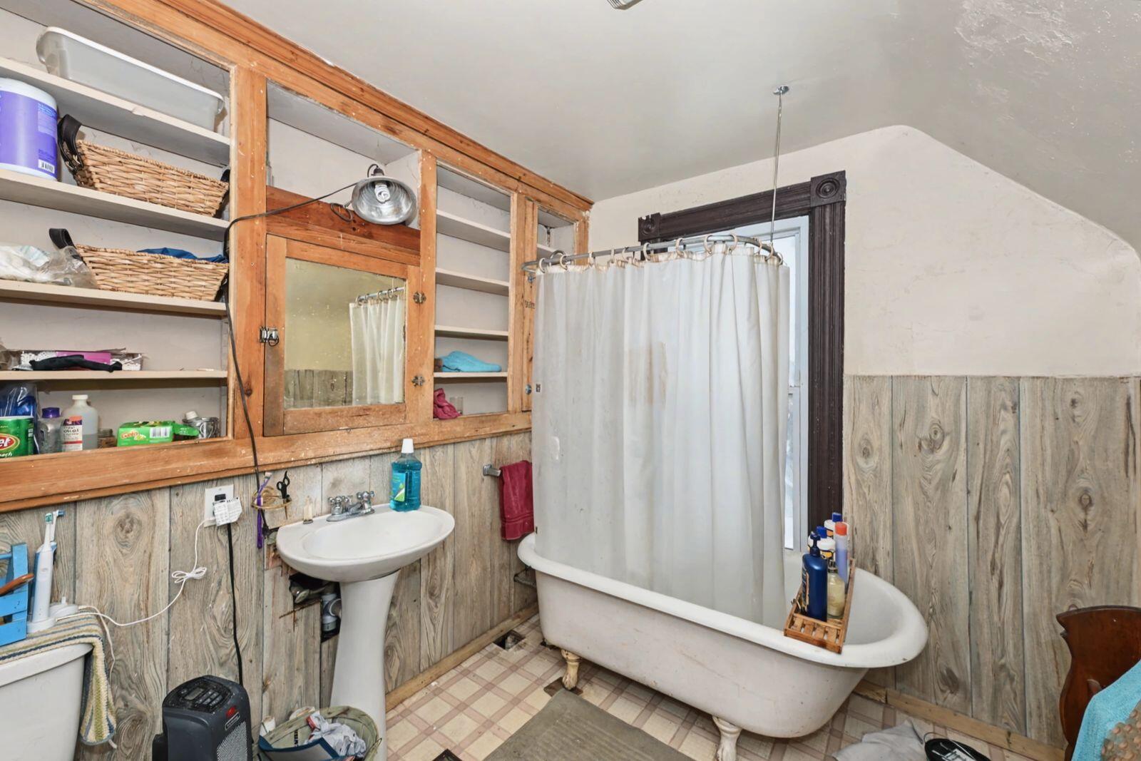 2447 South Burrell Street Milwaukee, WI 53207 - Photo 21 of 29 Upper Full Bath