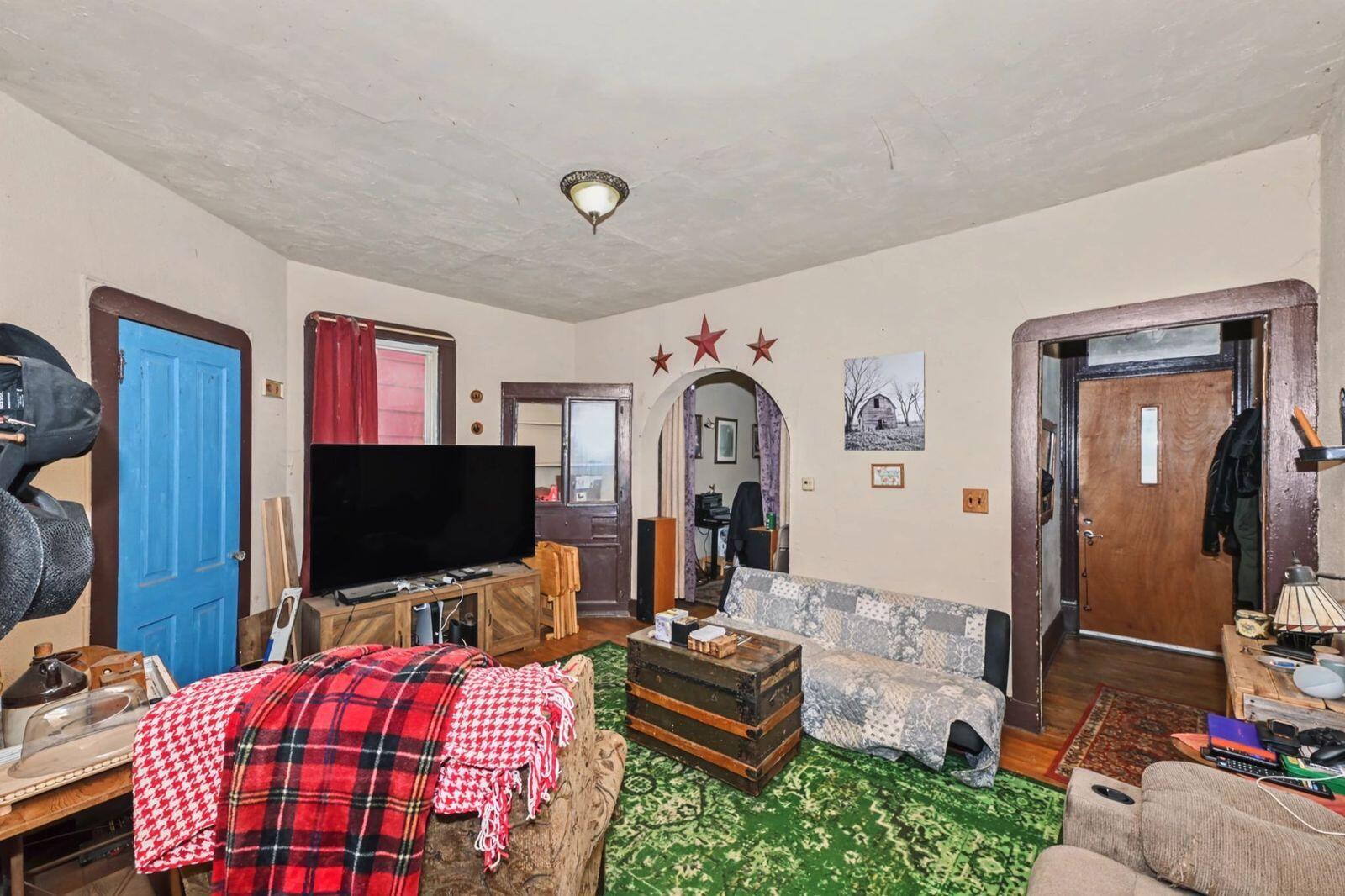 2447 South Burrell Street Milwaukee, WI 53207 - Photo 4 of 29 Front Entryway/Family Room