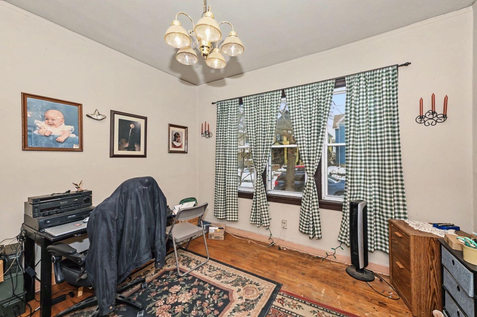 2447 South Burrell Street Milwaukee, WI 53207 - Photo 5 of 29 Living Room