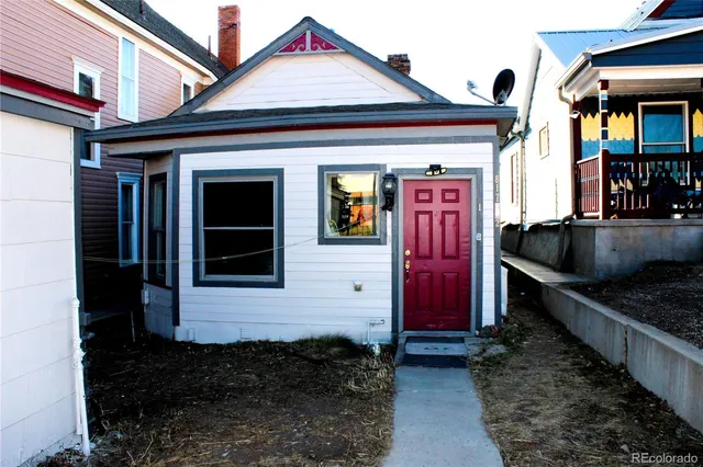 a view of a house with entryway