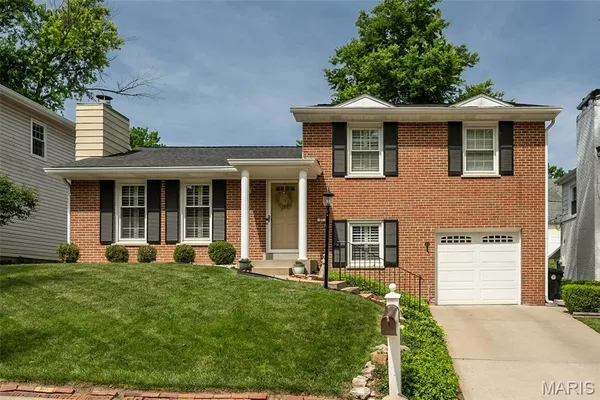 $395,000 | 27 Millbrook Lane, St. Louis, MO 63122
