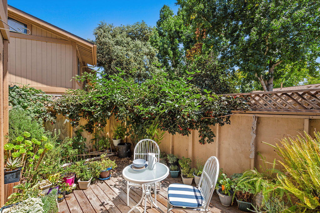 5290 Overpass Road, Unit 24 Santa Barbara, CA 93111 - Photo 7 of 51 Front Patio Setting