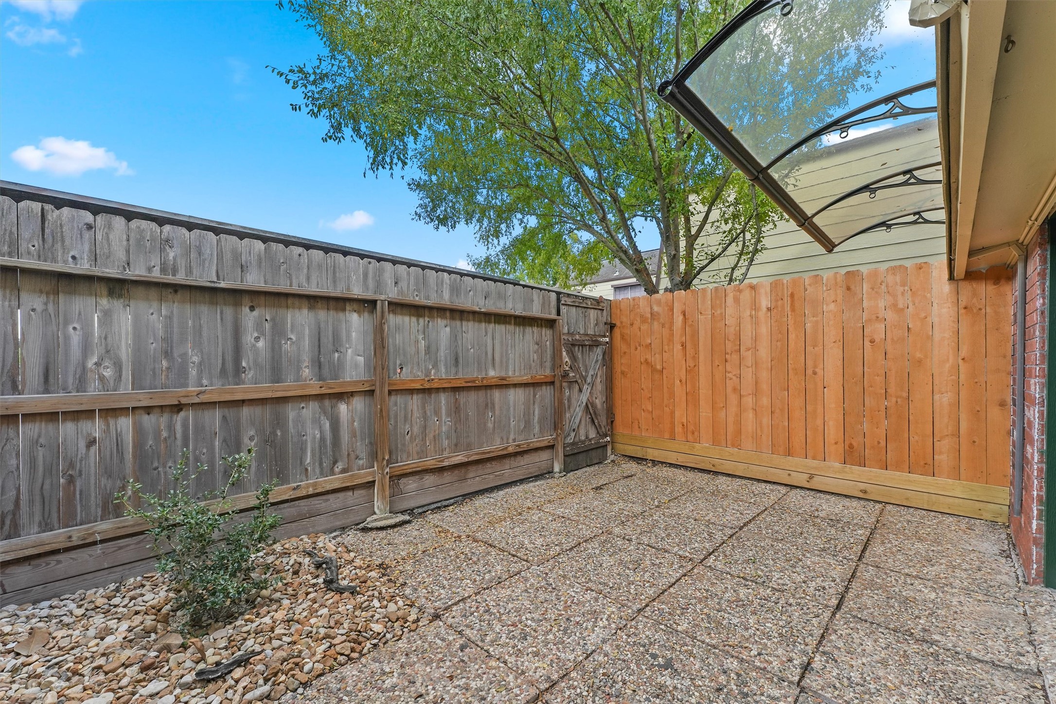 11550 Chimney Rock Road, Unit 536 Houston, TX 77035 - Photo 24 of 28 Private fenced in patio with awning