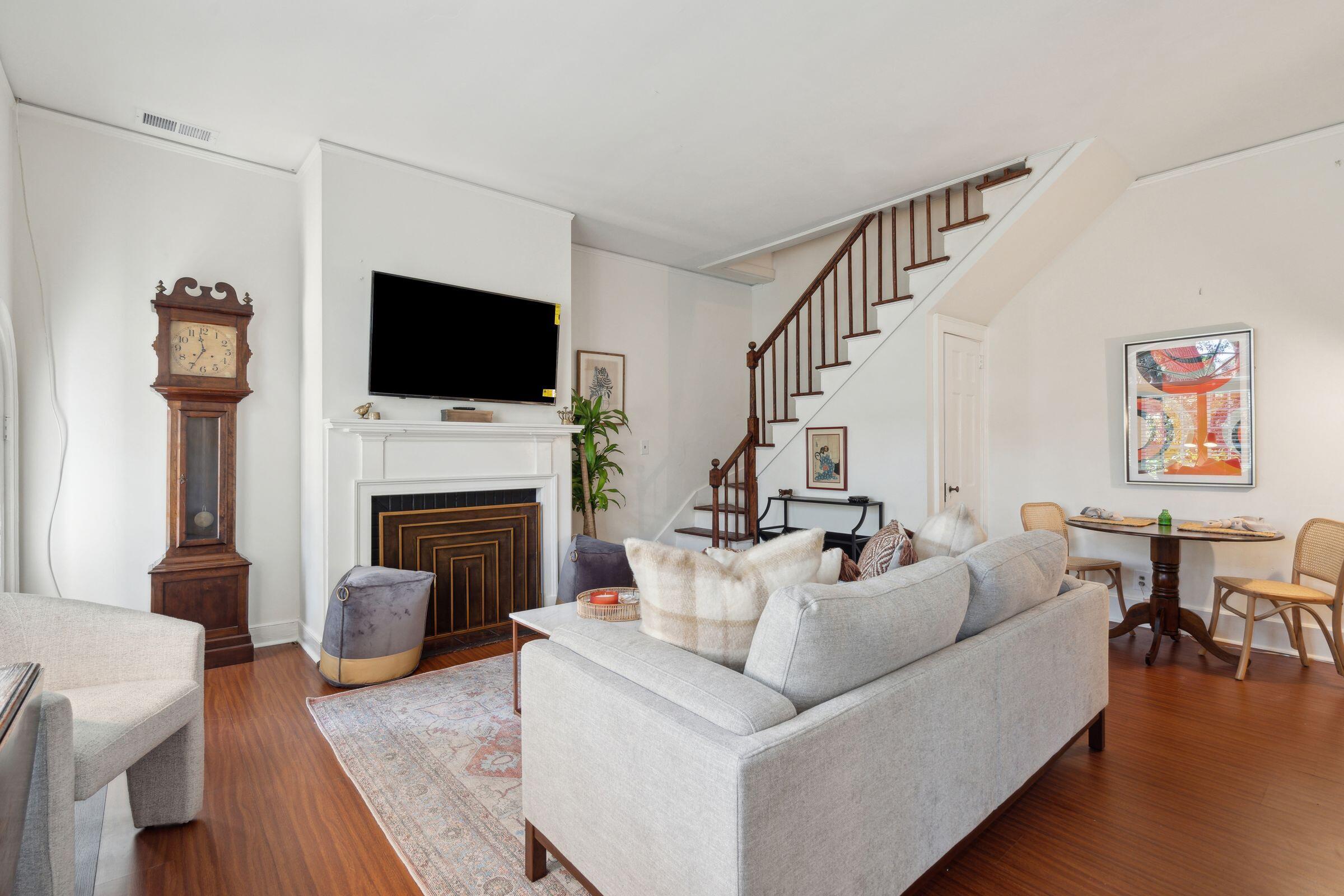 60 Hasell Street, Unit CARRIAGE RIGHT Charleston, SC 29401 - Photo 7 of 33 60HasellStUnitB-KeenEyeMarketing-044