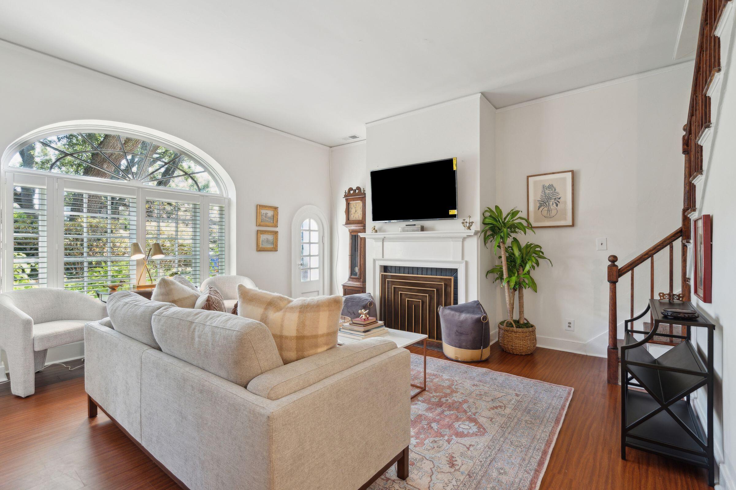 60 Hasell Street, Unit CARRIAGE RIGHT Charleston, SC 29401 - Photo 10 of 33 60HasellStUnitB-KeenEyeMarketing-047