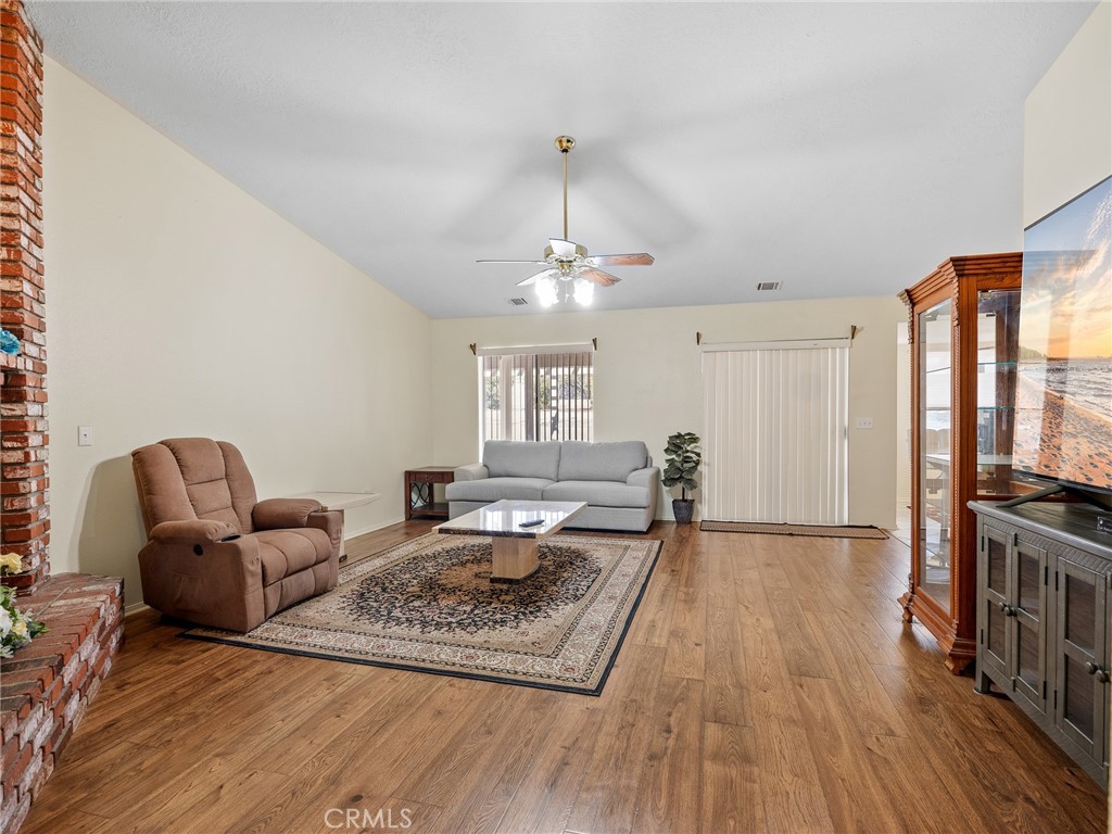 18668 Kamana Road Apple Valley, CA 92307 - Photo 16 of 35 Living room