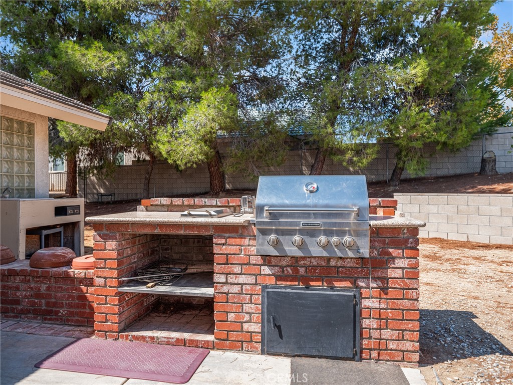 18668 Kamana Road Apple Valley, CA 92307 - Photo 31 of 35 built in bbq